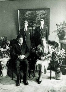 Aleksander Tonissoni perekond kindralmajori 65. sünnipäeval 1940. aastal. Seisavad pojad Leo ja Aleksander